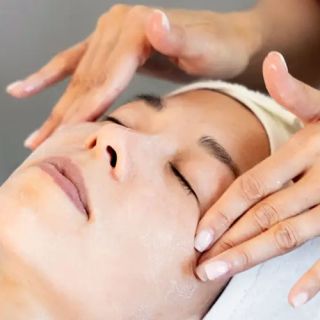 Eyes facial treatment